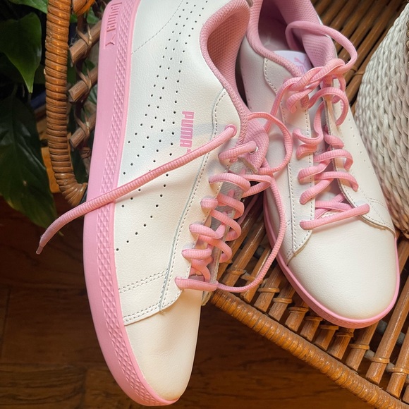 🆕 $30 Puma Women's White and Pink Sneakers Sz 11 {never worn} - Picture 2 of 5